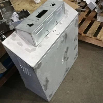 Comhpháirteanna miotail leatháin a tháirgeadh agus a mhonarú